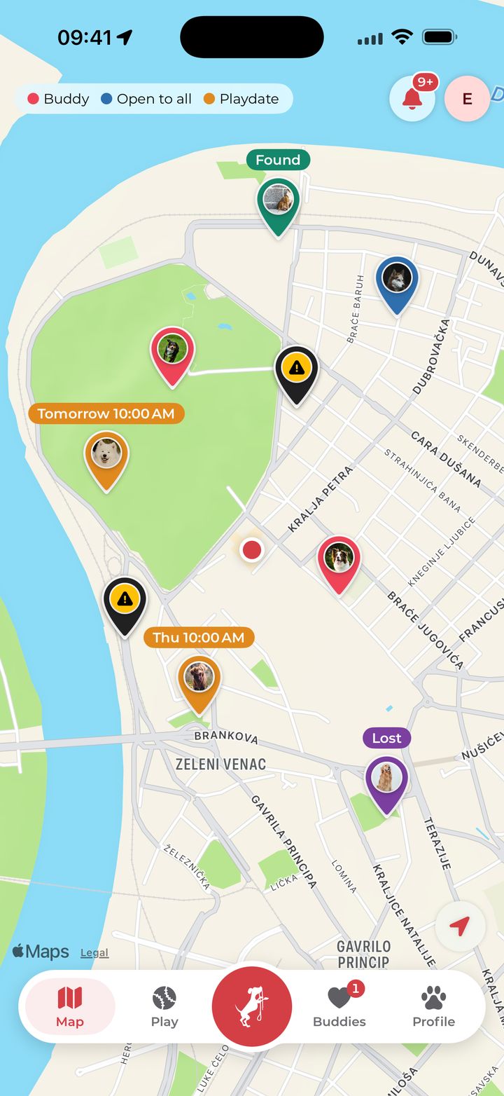 Mapa u aplikaciji Bark2Play sa psima drugara, javnom igrom, zakazanom igrom i upozorenjem